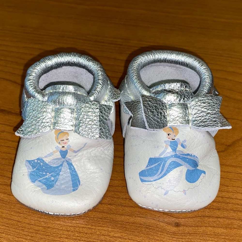 Cinderella bow moccs